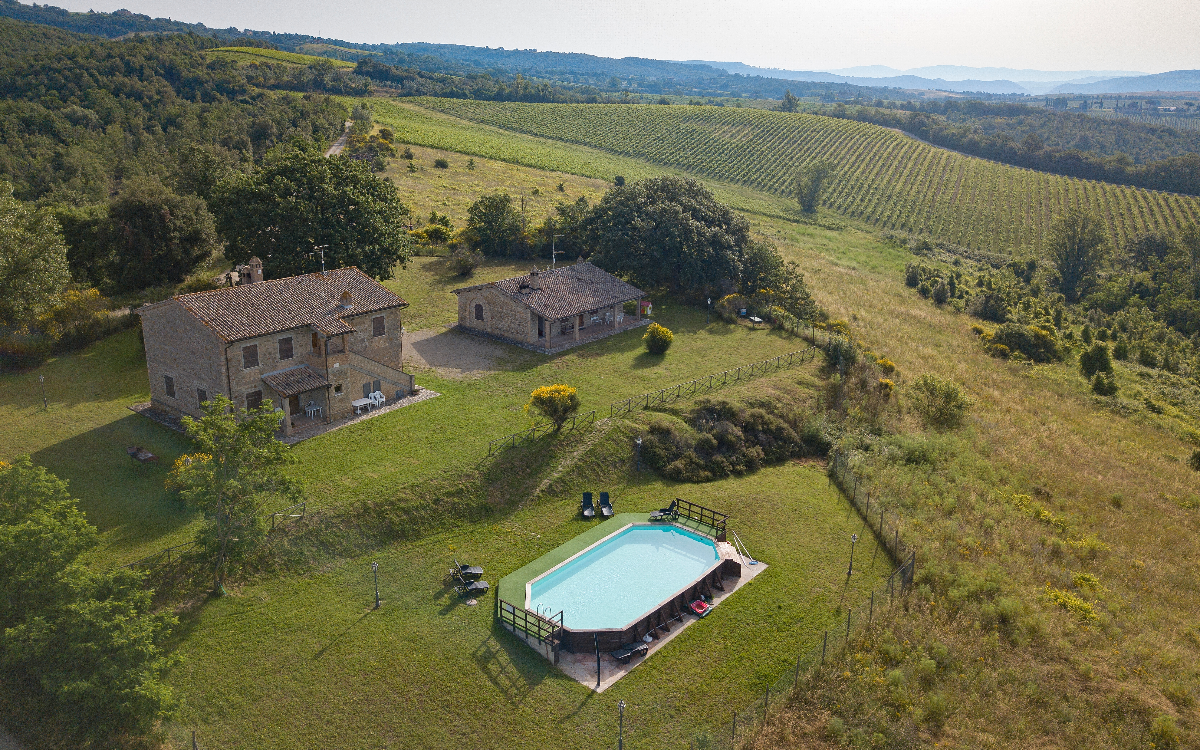 Panoramica con casale e piscina